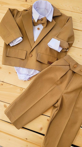 کت و شلوار همراه با پیرهن و پاپیون